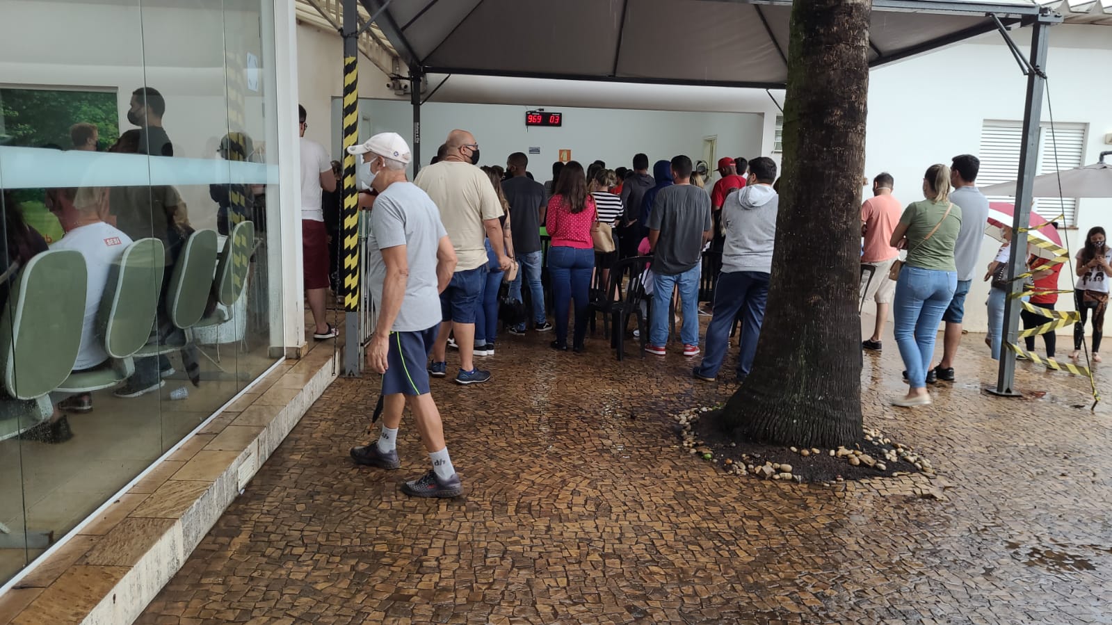 Espaço da Unimed com fila de pacientes nesta terça-feira (4) 